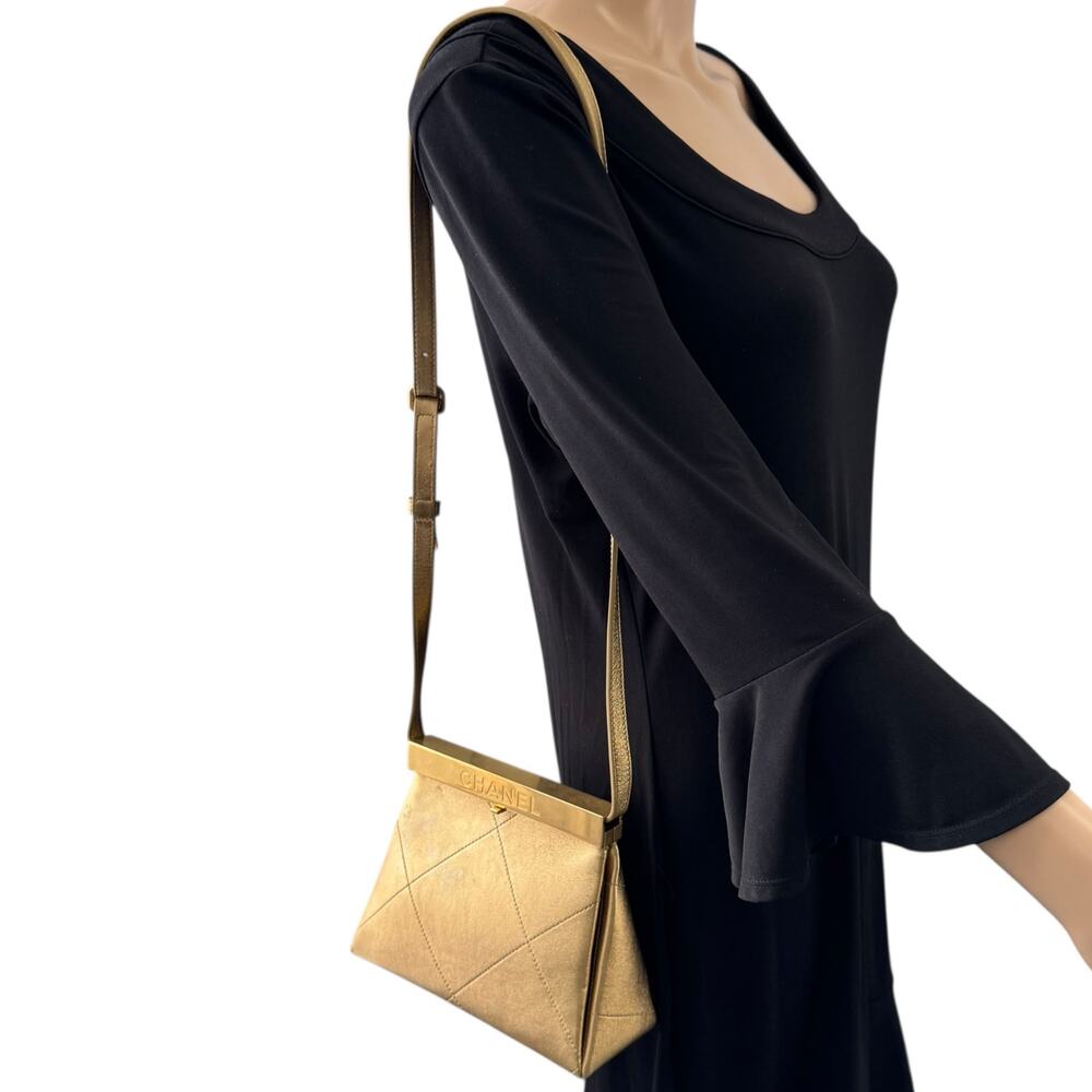 Chanel Matelassé Kiss Lock Frame Shoulder Bag - Picture 3 of 16